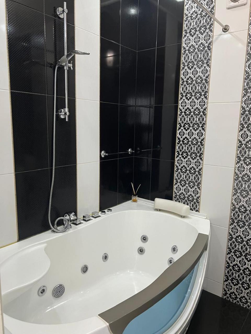 Home In Center With Jacuzzi Ivano-Frankivsk Exteriör bild